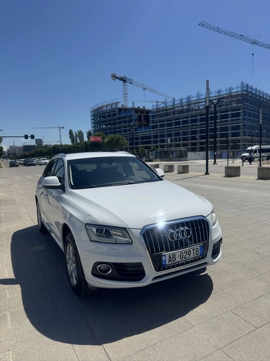 Wynajmij Audi Q5 z 2026 roku w Tirana