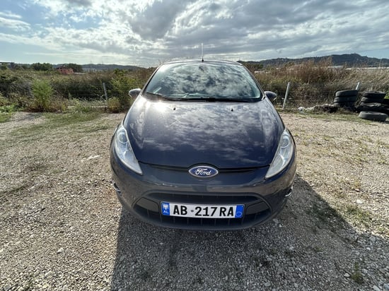Wynajmij Ford Fiesta z 2012 roku w Tirana