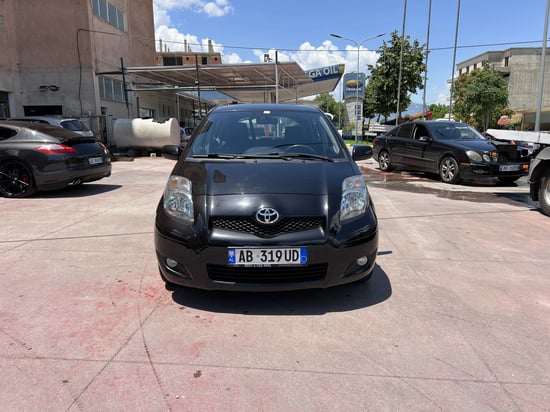 Noleggia una Toyota Yaris dell'anno 2011 a Gjirokastër