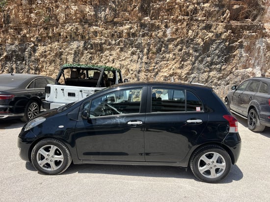 Alquila un 2011 Toyota Yaris en Gjirokastër