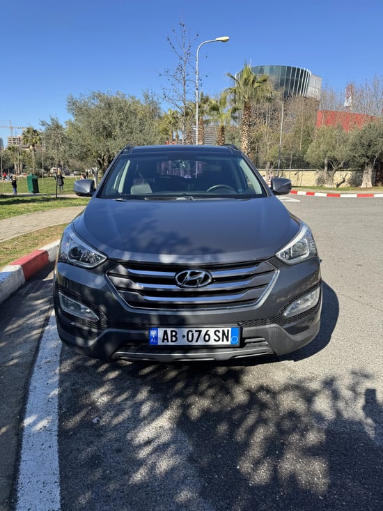Wynajmij Hyundai Santa Fe z 2014 roku w Tirana