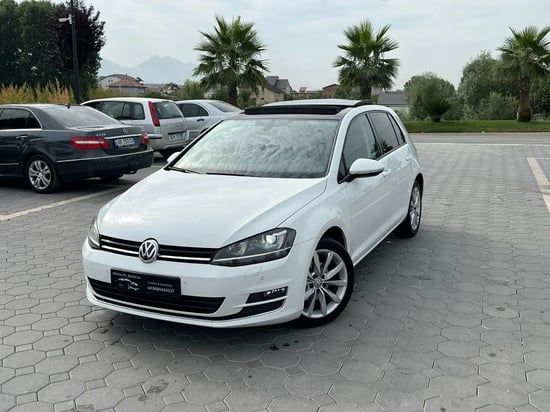 Louer une Volkswagen Golf 7 de l'année 2014 à Tirana