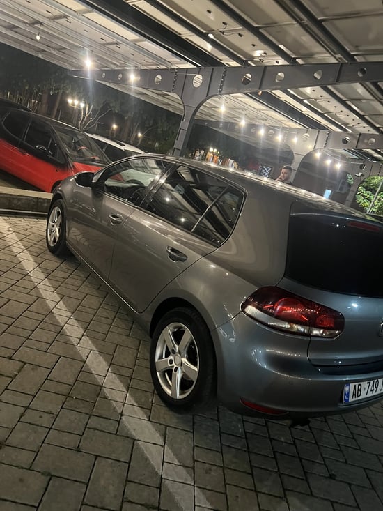 Merrni me qira një Volkswagen Golf 6 të vitit 2010 në Tirana