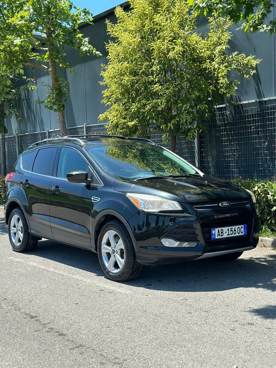 Louer une Ford Escape de l'année 2013 à Tirana