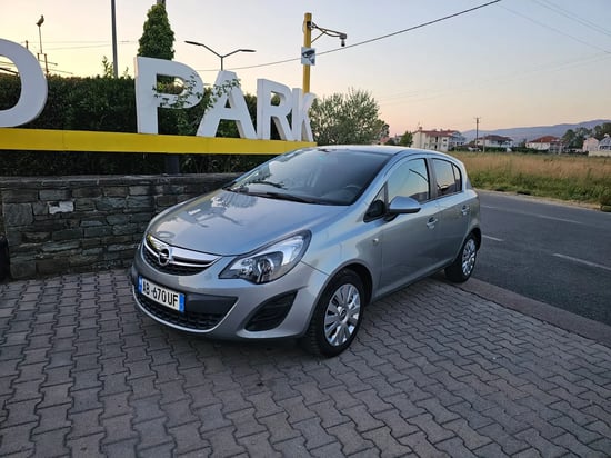 Louer une Opel Corsa de l'année 2011 à Tirana