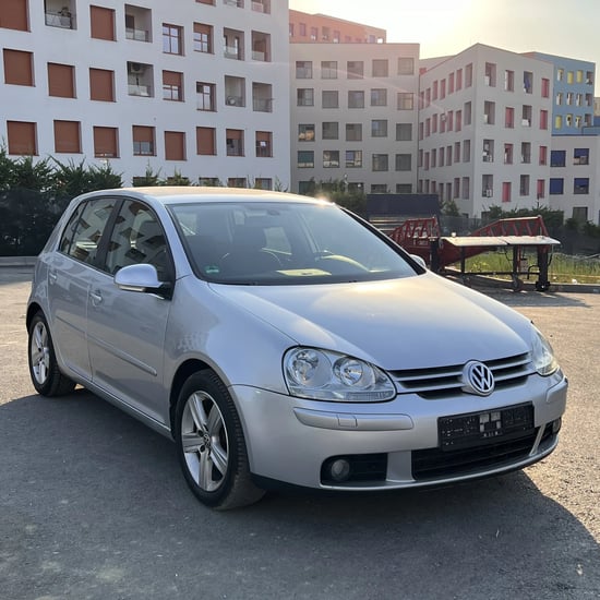 Noleggia una Volkswagen Golf 5 dell'anno 2005 a Tirana