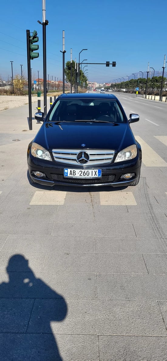 Wynajmij Mercedes-Benz C 220 z 2008 roku w Tirana