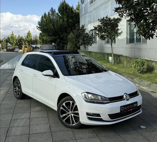Noleggia una Volkswagen Golf 7 dell'anno 2016 a Tirana