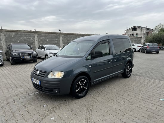 Merrni me qira një Volkswagen Caddy të vitit 2008 në Tirana