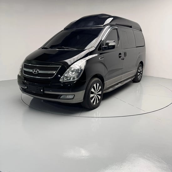 Alquila un 2020 Hyundai Staria en Tirana