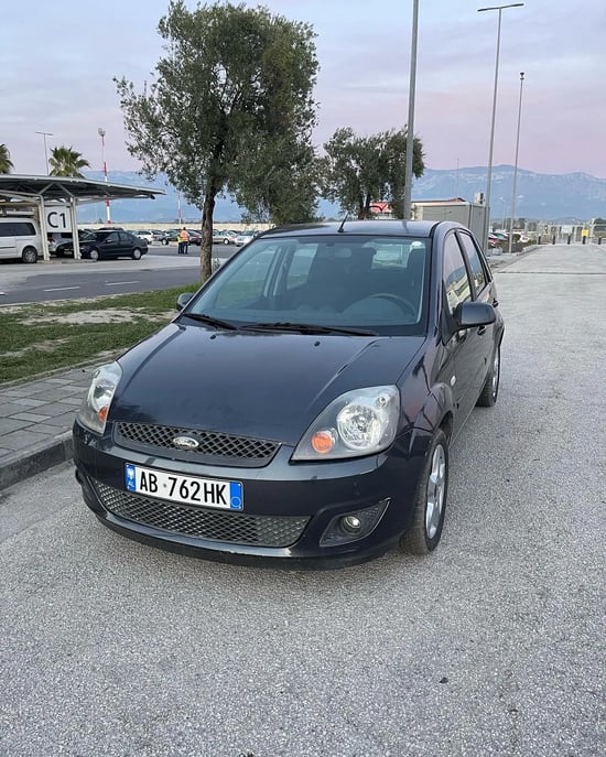 Noleggia una Ford Fiesta dell'anno 2007 a Tirana