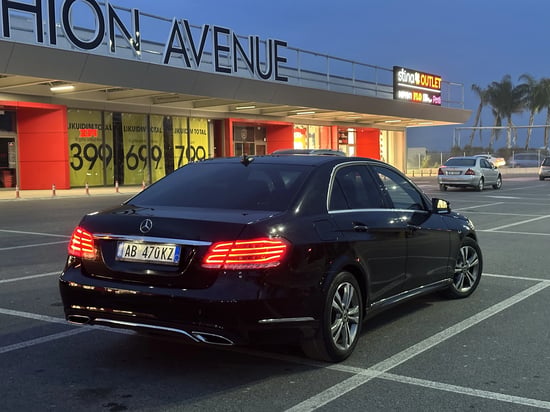 Noleggia una Mercedes-Benz E 220 dell'anno 2014 a Tirana