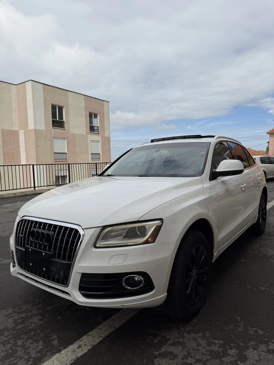 Noleggia una Audi Q5 dell'anno 2013 a Tirana
