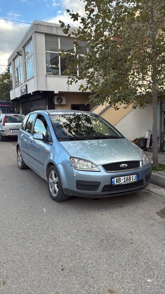 Noleggia una Ford C-Max dell'anno 2005 a Durrës