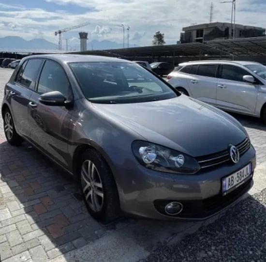 Noleggia una Volkswagen Golf 6 dell'anno 2012 a Tirana