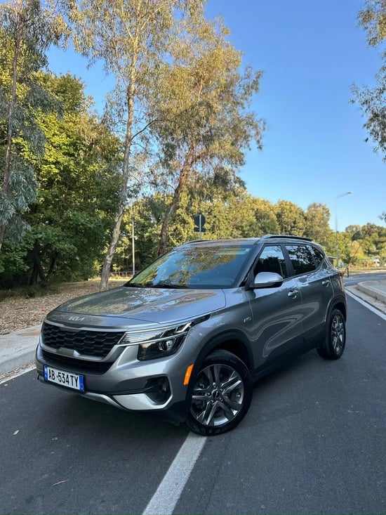 Noleggia una Kia Sportage dell'anno 2023 a Tirana