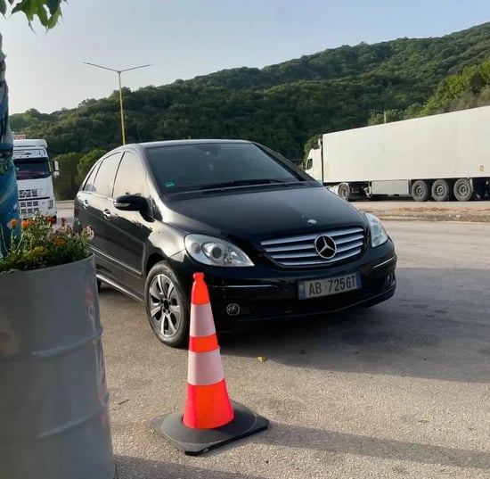 Wynajmij Mercedes-Benz B 180 z 2008 roku w Vlorë