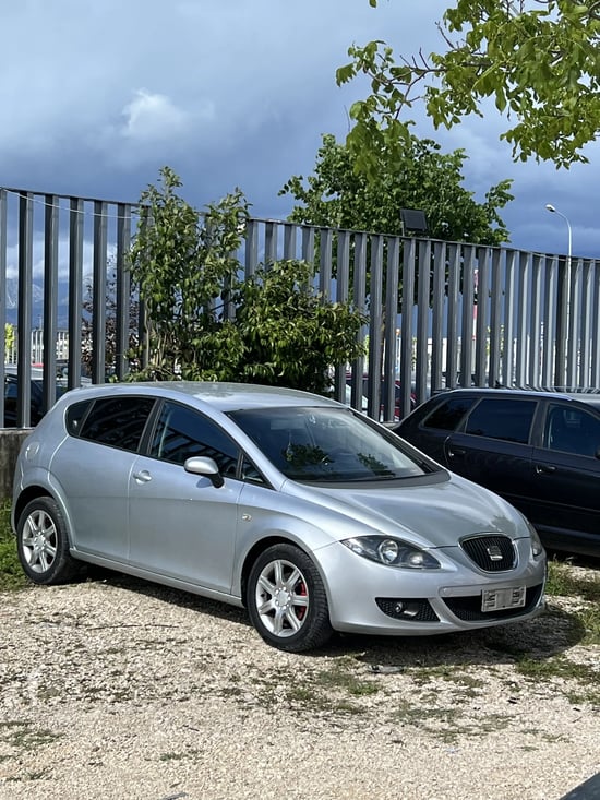 Noleggia una Seat Leon dell'anno 2009 a Tirana