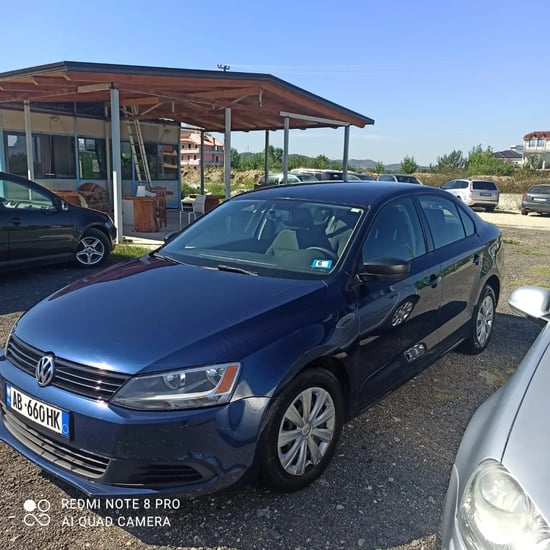Merrni me qira një Volkswagen Jetta të vitit 2013 në Tirana