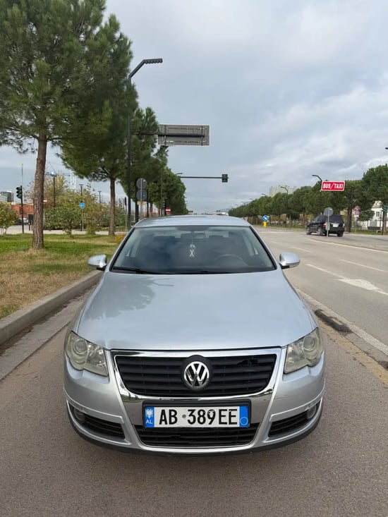 Merrni me qira një Volkswagen Passat të vitit 2007 në Tirana