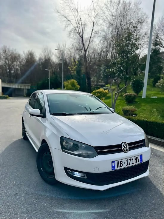 Merrni me qira një Volkswagen Polo të vitit 2011 në Tirana