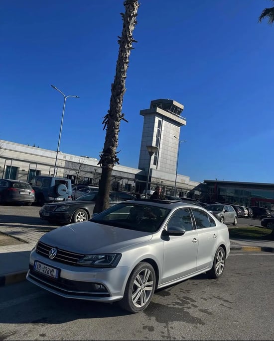 Wynajmij Volkswagen Jetta z 2015 roku w Tirana