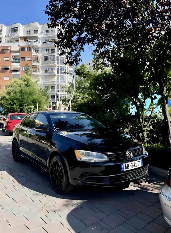 Wynajmij Volkswagen Jetta z 2013 roku w Tirana