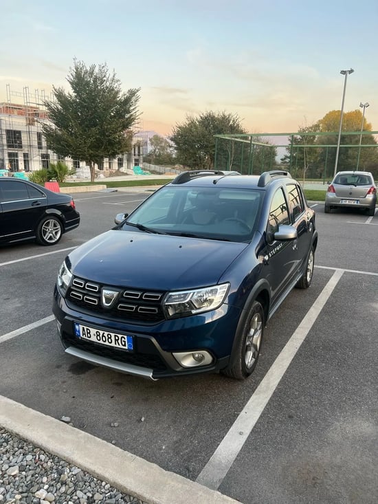 Alquila un 2022 Dacia Sandero en Tirana