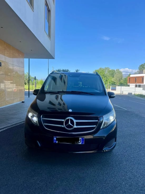 Wynajmij Mercedes-Benz V 250 z 2019 roku w Tirana