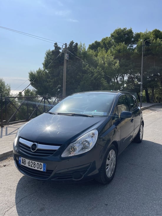 Wynajmij Opel Corsa z 2008 roku w Durrës
