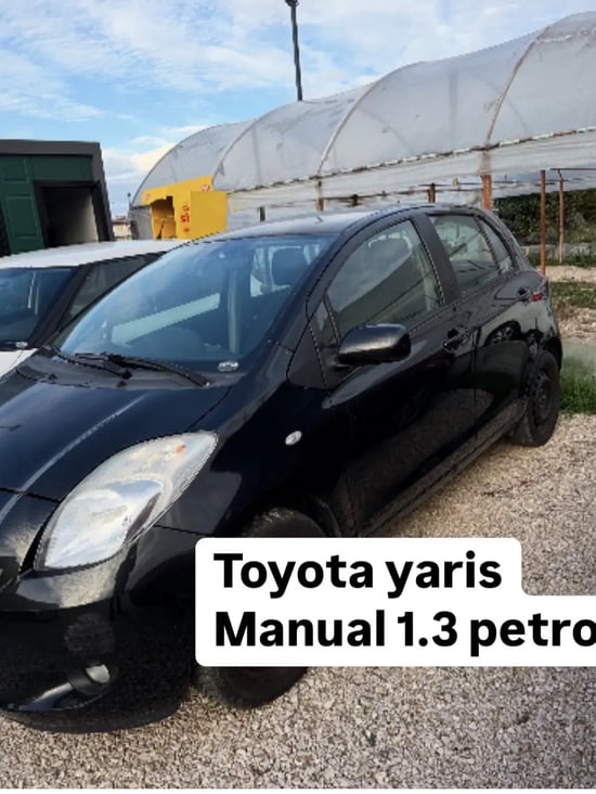 Noleggia una Toyota Yaris dell'anno 2010 a Tirana
