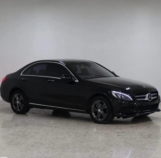 Noleggia una Mercedes-Benz C 220 dell'anno 2016 a Tirana