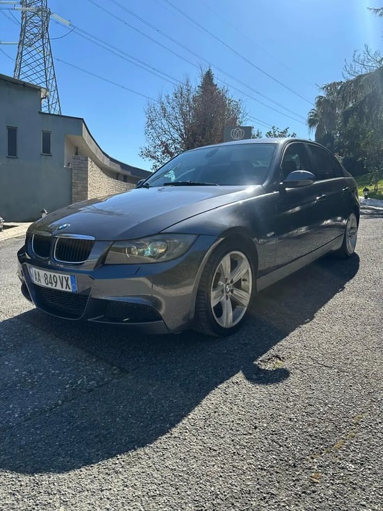 Louer une BMW 320 de l'année 2009 à Tirana