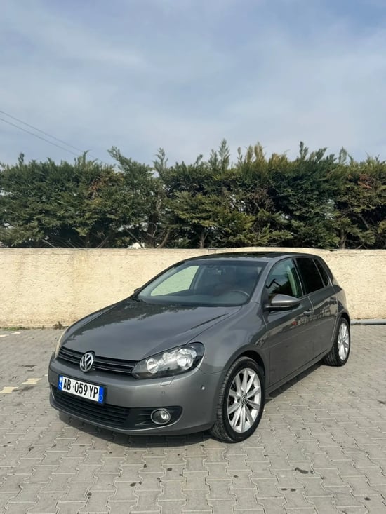 Wynajmij Volkswagen Golf 6 z 2010 roku w Tirana
