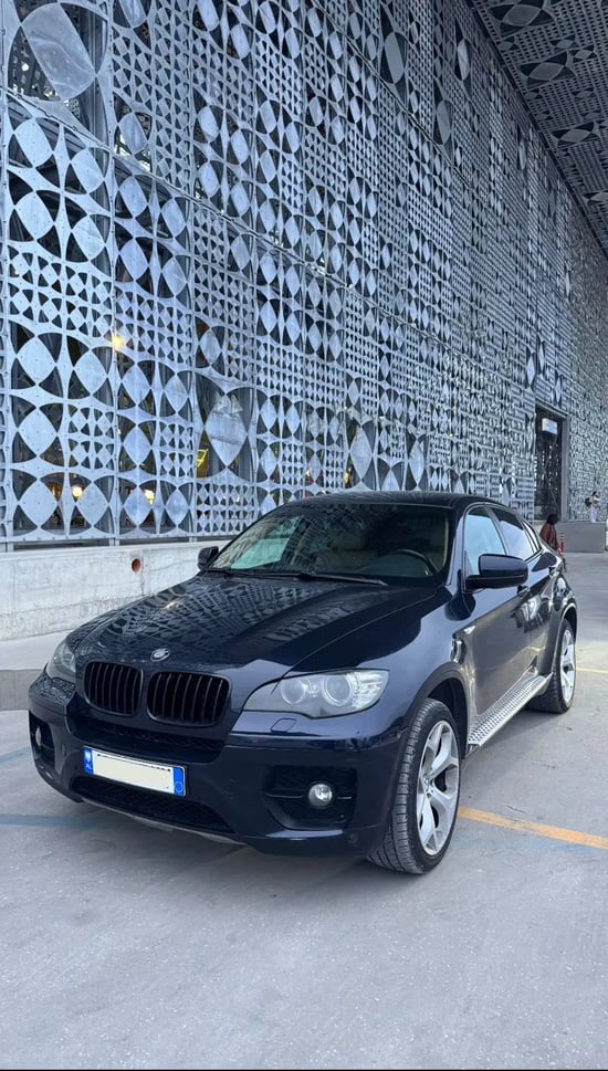 Wynajmij BMW X6 z 2010 roku w Tirana