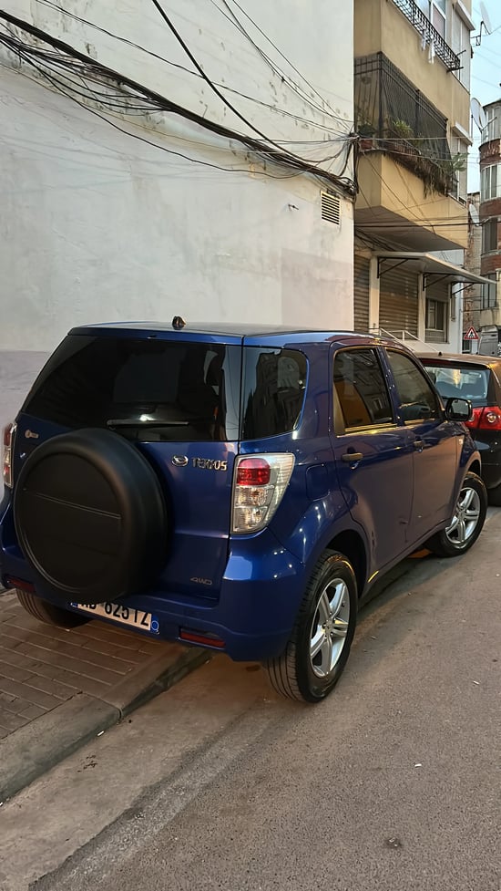 Noleggia una Daihatsu Terios dell'anno 2013 a Tirana