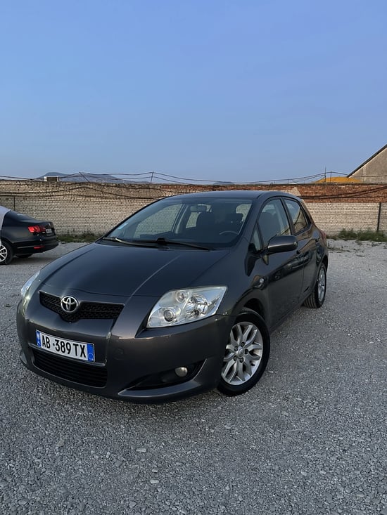 Louer une Toyota Auris de l'année 2009 à Tirana
