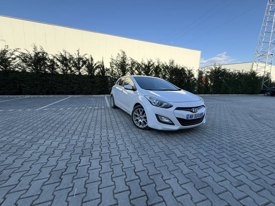 Merrni me qira një Hyundai i30 të vitit 2013 në Tirana