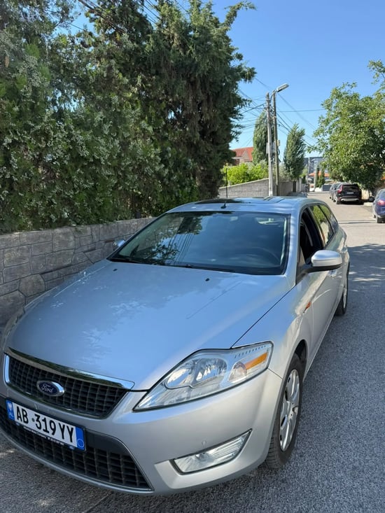 Louer une Ford Mondeo de l'année 2010 à Tirana