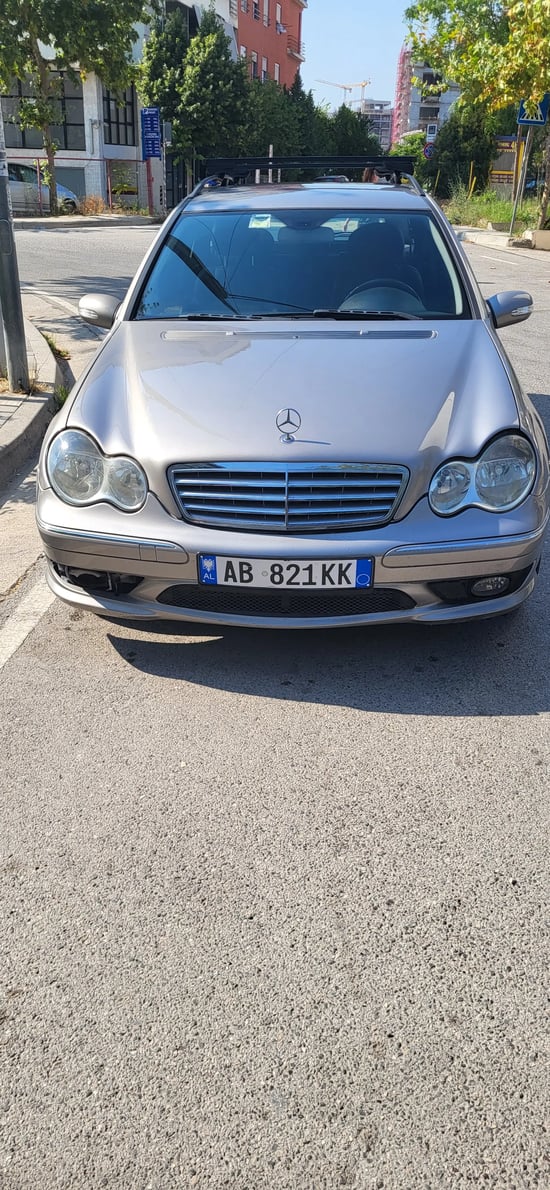 Noleggia una Mercedes-Benz C 220 dell'anno 2007 a Tirana