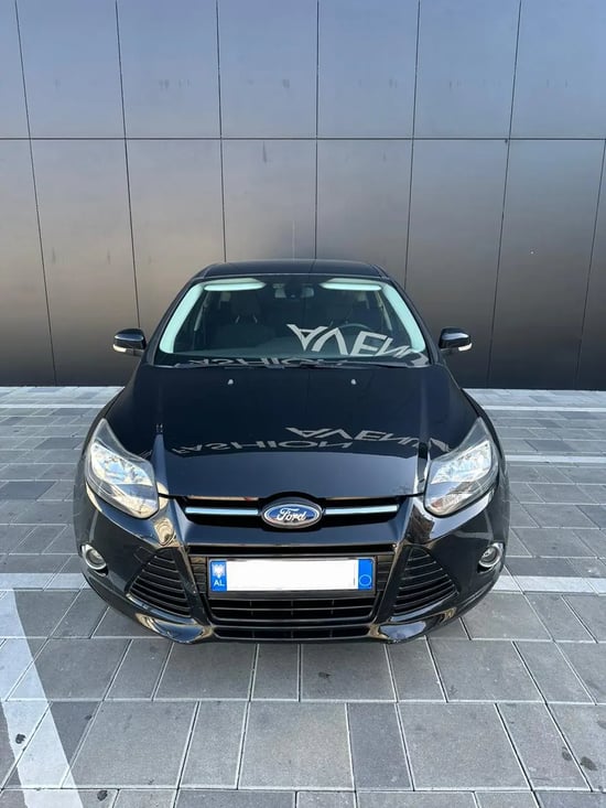 Merrni me qira një Ford Focus të vitit 2013 në Tirana