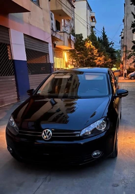 Wynajmij Volkswagen Golf 6 z 2008 roku w Tirana