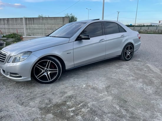 Wynajmij Mercedes-Benz E 350 z 2013 roku w Tirana
