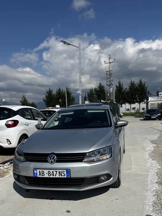 Noleggia una Volkswagen Jetta dell'anno 2014 a Tirana