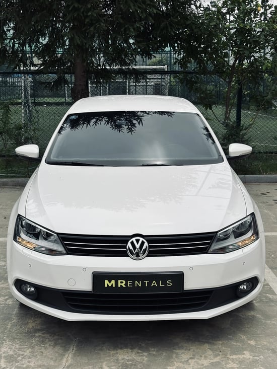 Merrni me qira një Volkswagen Jetta të vitit 2013 në Elbasan