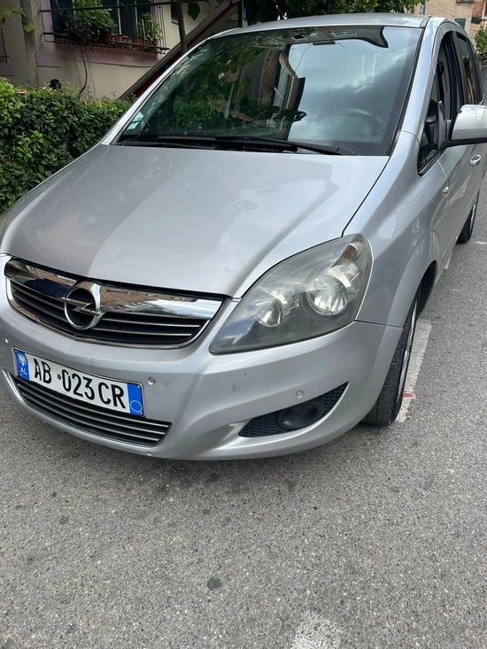 Wynajmij Opel Zafira z 2010 roku w Tirana