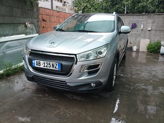 Louer une Peugeot 4008 de l'année 2012 à Tirana