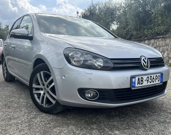 Noleggia una Volkswagen Golf dell'anno 2012 a Tirana