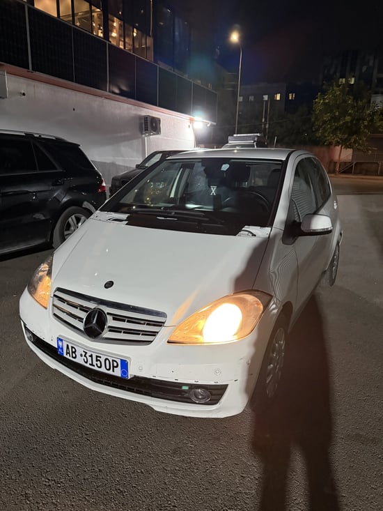 Noleggia una Mercedes-Benz A 180 dell'anno 2009 a Tirana