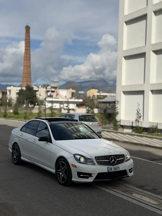 Noleggia una Mercedes-Benz 300 dell'anno 2013 a Tirana